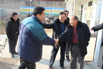 1.第一书记欢迎王总到来.JPG